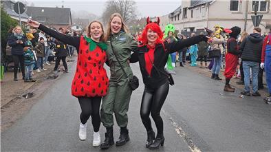 Party auf der Straße: Schick und bunt sind die Kostüme beim Karneval in Wehdel.