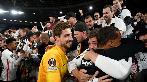 Party im Fanblock: Frankfurt gewinnt bei West Ham.