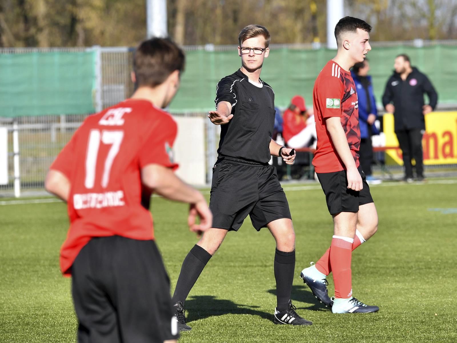 Pascal Bär ist Jugendschiedsrichter im Fußball.