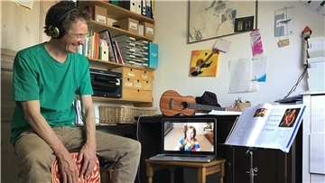 Pascal Gentner, Leiter der Musikschule Beverstedt-Hagen, unterrichtet Cajon-Schülerin Thea Olliges-Wilke aus Sandstedt von zu Hause aus – per Videochat.