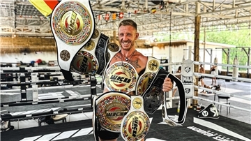 Boxer Pascal Schroth mit seinen Weltmeistergürteln