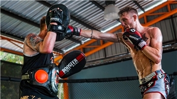 Pascal Schroth im Ring - beim Training in Thailand.