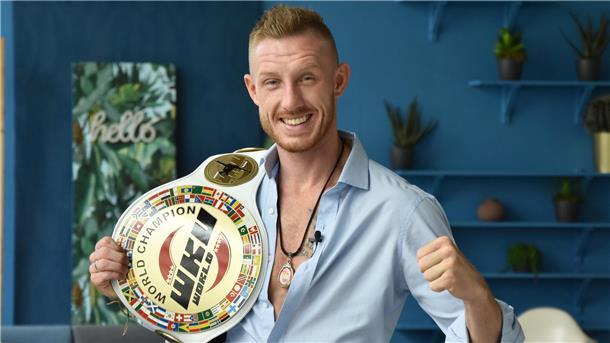 Pascal Schroth mit dem WM-Gürtel.