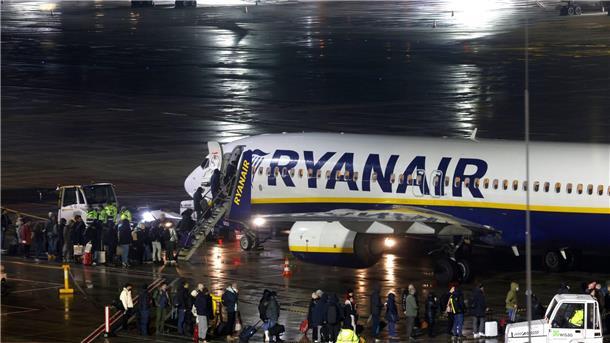Passagiere beim Boarding einer Ryanair-Maschine am Flughafen Köln/Bonn.