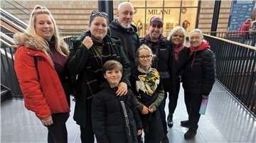 Passagiere der "Iona" auf Landgang in Bremerhaven: Familie Scully aus Leeds - vom Enkel bis zur Uroma - will ins Klimahaus.