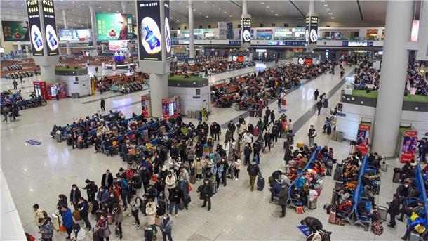 Passagiere im Bahnhof von Urumqi in der nordwestchinesischen autonomen Region Xinjiang Uygur.