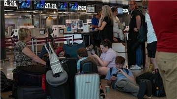 Passagiere in Rom warteten am Samstag auf die Abfertigung ihrer Flüge während eines landesweiten Streiks.
