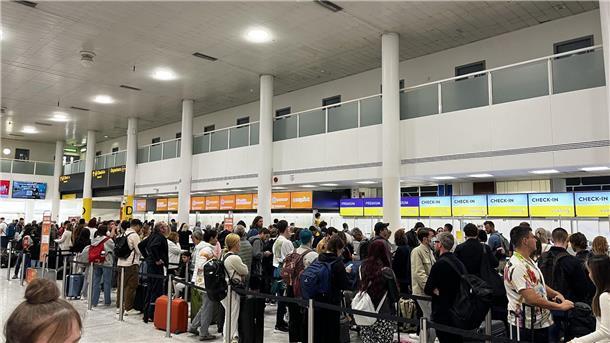 Flughafen Gatwick: Streik in der Urlaubszeit Passagiere in Warteschlangen am Flughafen Gatwick im South Terminal.