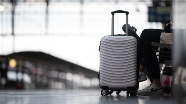 Jugendprogramm: 18-Jährige kostenlos durch Europa reisen Passagiere warten am Bahnhof auf ihren Zug.