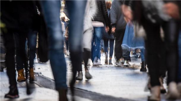 Junge Europäer blicken pessimistischer in die Zukunft Passanten gehen durch die Innenstadt.