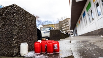 Passanten haben am Tatort Kerzen in der Duisburger Altstadt niedergelegt.