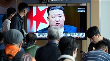 Passanten im Bahnhof von Seoul schauen einen Fernsehbeitrag über Nordkoreas Machthaber Kim Jong Un.
