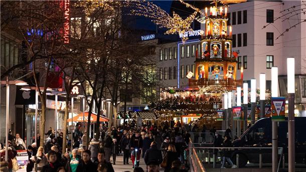 Videoüberwachung des Weihnachtsmarktes war rechtmäßig Passanten laufen am Abend durch die Fußgängerzone in der Innenstadt von Hannover.