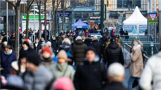 Rund 76.000 Niedersachsen werden für Mikrozensus befragt Passantinnen und Passanten gehen in der Fußgängerzone in der Innenstadt.