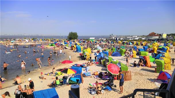 Passend zum weiterhin schönen Wetter: In der Nordsee-Lagune in Burhave darf wieder gebadet werden.