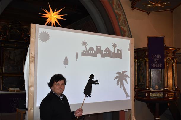 Pastor Christopher Iven wird mitwirken beim Schattenspiel, das an Heiligabend ab 15 Uhr in der Atenser Kirche aufgeführt werden soll.