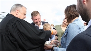 Pastor Clemens Bloedhorn (links) wa¨hrend der Taufe. 