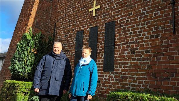 Pastor Clemens Bloedhorn und Karla Mombeck vor der neueren Gedenktafel von 1960 an der Standstedter St.-Johannis-Kirche. Darauf wird auch der im Ersten Weltkrieg gefallene Jude Meinhard Goldmann.