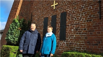 Pastor Clemens Bloedhorn und Karla Mombeck vor der neueren Gedenktafel von 1960 an der Standstedter St.-Johannis-Kirche. Darauf wird auch der im Ersten Weltkrieg gefallene Jude Meinhard Goldmann.