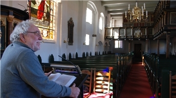 Pastor Joachim Köhler wird am Sonntag vor leeren Kirchenbänken predigen. Doch ungehört wird seine Botschaft nicht verhallen. NDR Info überträgt den Gottesdienst live im Radio.