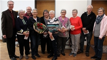 Pastor Martin Knapmeyer (links) bedankt sich beim scheidenden Frühstücksvorbereitungsteam: von links Anni und Heiner Wilshusen, Rosi Freese, Helga Pietsch, Gisela Weitkämper, Uschi Ferber, Anke Brunkhorst, Uwe und Edith Fiedler; nicht im Bild Brigitte Homuth-Viebrock.