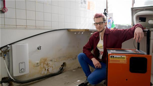 Pastor Maximilian Bode in der Küche, die durch einen Wasserschaden beschädigt wurde. Foto: Masorat