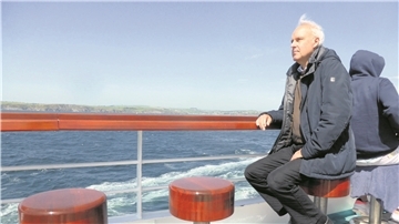 Pastor Volker Keller beim Blick aufs Meer.
