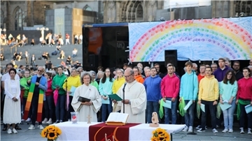 Pastoralreferent Manfred Becker-Irrnen hält eine Predigt beim Gottesdienst am Kölner Dom.