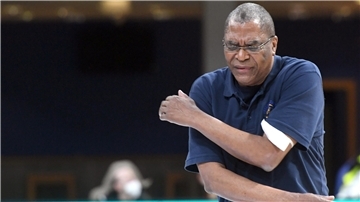 Pat Elzie hat die EPG Baskets Koblenz in die ProA geführt, jetzt muss der frühere Eisbären-Assistenztrainer seinen Hut nehmen.