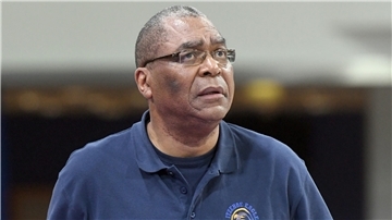 Pat Elzie war in der Saison 2008/2009 Assistenztrainer der Eisbären Bremerhaven. Am Samstag sitzt der 63-Jährige im Nordderby bei den Artland Dragons auf der Bank. 