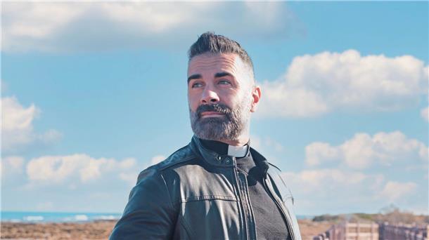 Bizeps, Tattoo und Soutane: Moderne Gesichter der Kirche Pater Cosimo Schena gilt als einer der beliebtesten Priester Italiens.