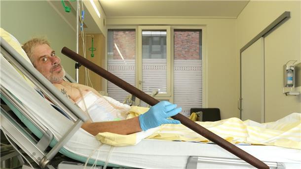 55-Jähriger wird von Zaunstange aufgespießt - und überlebt Patient Frank Vaorin liegt im Krankenhausbett und hält die Zaunstange in der Hand, die seinen Körper durchbohrte.