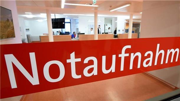 Patienten sollen in Notfällen an Krankenhäusern schneller und effektiver versorgt werden. Dafür sollen flächendeckend integrierte Notfallzentren an Krankenhäusern sowie integrierte Leitstellen entstehen. An den Plänen gibt es Kritik aus der Ärzteschaft insbesondere auf dem Land.