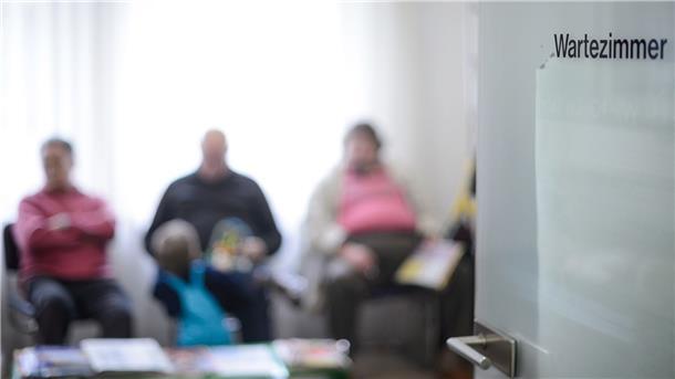 Männergesundheit: Häufiger krank, seltener zum Arzt Patienten warten im Wartezimmer einer Arztpraxis.