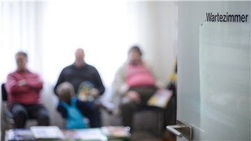 Patienten warten im Wartezimmer einer Arztpraxis.