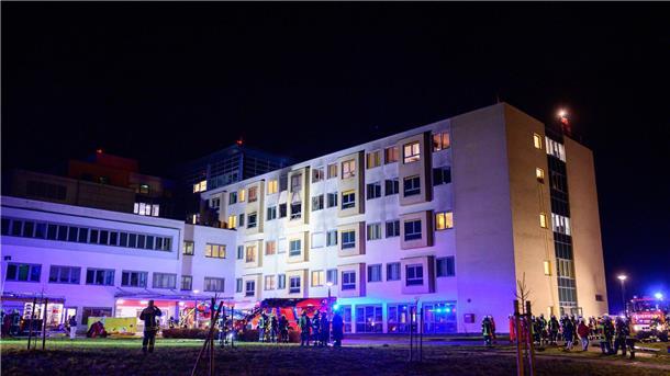 Feuer in Krankenhaus: Fünf Menschen sterben, viele Verletzte Patienten wurden auf andere Stationen der Klinik verteilt oder in umliegende Krankenhäuser gebracht.