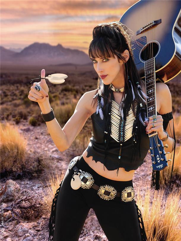 Patricia Vonne mit Gitarre in der Wüste. 