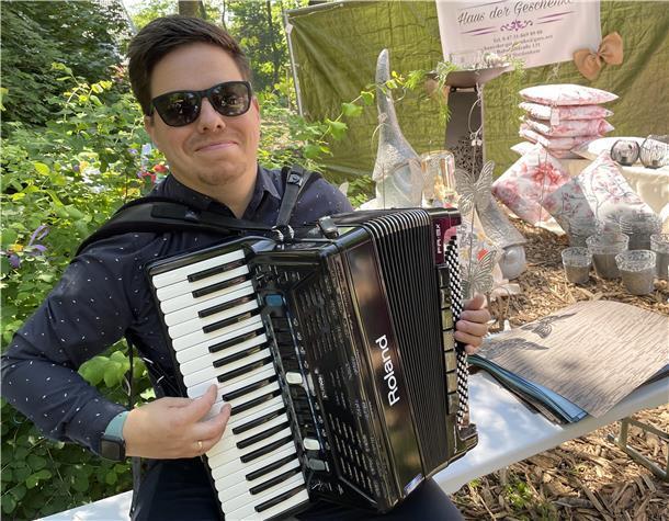 So schön war die Landpartie „Garten & Ambiente“ in Nordenham Patrick Ahlers begleitete die Landpartie mit Akkordeonmusik und war an unterschiedlichen Plätzen im Park zu finden.