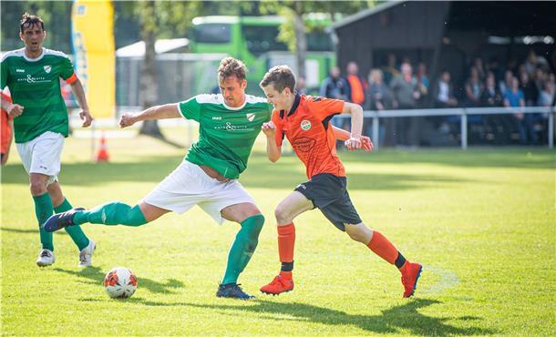 Patrick Blondek (Mite) kann eine gefährliche Situation für den TSV Imsum klären. Der Abwehrspieler beklagt, dass sein Team um die Chance gebracht wurde, die Meisterschaft in der Kreisliga Bremerhaven zu gewinnen.
