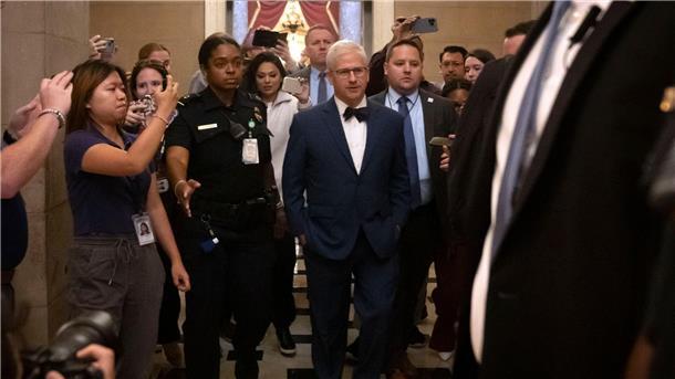 Chaos im US-Parlament: McCarthy von Chefposten abgewählt Patrick McHenry (M) übernimmt als Interims-Vorsitzender formale Aufgaben.