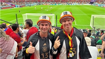 Fans im Fußballstadion.