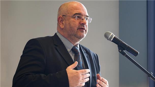 Patrick von Haacke soll neuer Präsident des Bremer Fußball-Verbandes werden. Gewählt werden muss der 58-jährige Jurist von einem außerordentlicher Verbandstag. 