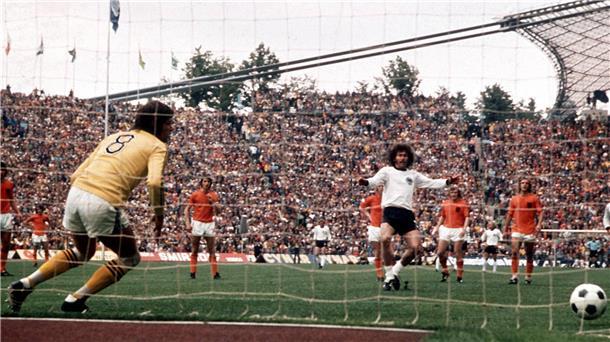 Paul Breitner schießt im WM-Finale einen Elfmeter