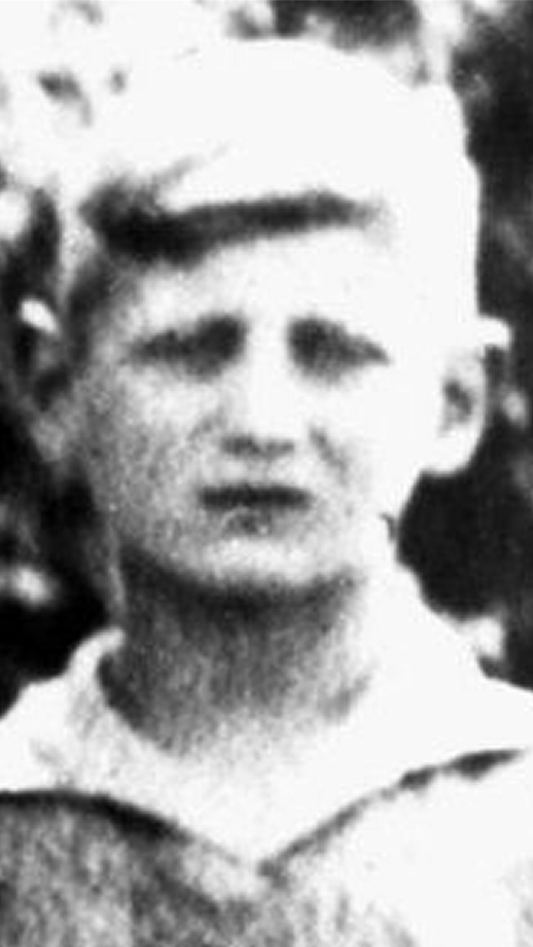 Paul Dieroff kommt am 30. November 1928 in Badenstedt auf die Welt. Sein Leben endet am 15. Dezember 1944 im KZ.