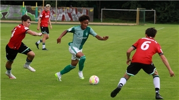 Paul Erevbenagie (Zweiter von rechts) ist mit Werders U17 erfolgreich in die Bundesligasaison gestartet. Gegen Hannover 96 gab es einen 3:0-Sieg.