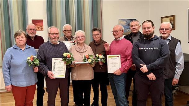 Paul Leske (rechts), Carsten Wandrey (Zweiter von rechts) und Hartmut Kutschki (Dritter von rechts) ehrten bei der Versammlung (von links): Rösle Düser, Axel Düser, Jürgen Wieczorek, Alfred Dase, Elisabeth Dannemeyer, Brigitte und Siegmar Folkers.