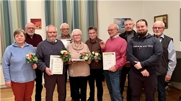 Paul Leske (rechts), Carsten Wandrey (Zweiter von rechts) und Hartmut Kutschki (Dritter von rechts) ehrten bei der Versammlung (von links): Rösle Düser, Axel Düser, Jürgen Wieczorek, Alfred Dase, Elisabeth Dannemeyer, Brigitte und Siegmar Folkers.
