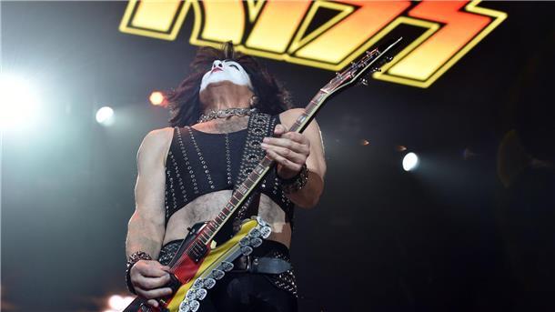 50 Jahre Kiss: Am Anfang kamen nur zehn Zuschauer Paul Stanley von Kiss auf der Bühne der Westfalenhalle.