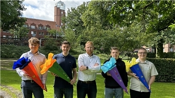 Paul Tausendfreund (links), Tristan Fellner (Zweiter von links), Jonas Schröder und Olaf Kazimierzuk (rechts) haben jetzt ihren Dienst bei der Samtgemeinde angetreten und wurden von Ausbildungsleiter Dominik Martens (Mitte) begrüßt. 