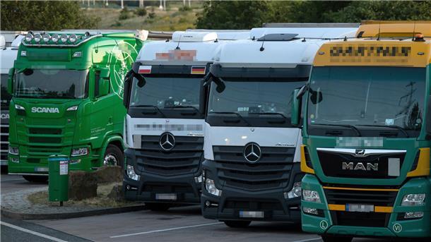 Lastwagen auf dem Autobahnparkplatz